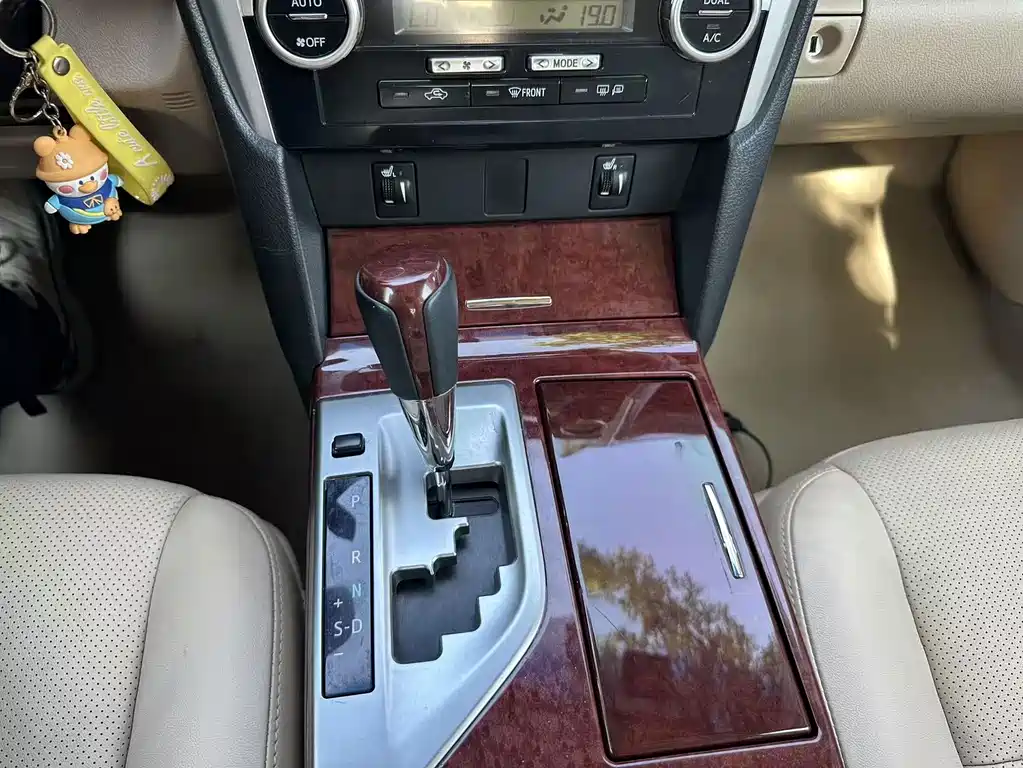 Toyota Camry 2014 — фото 10