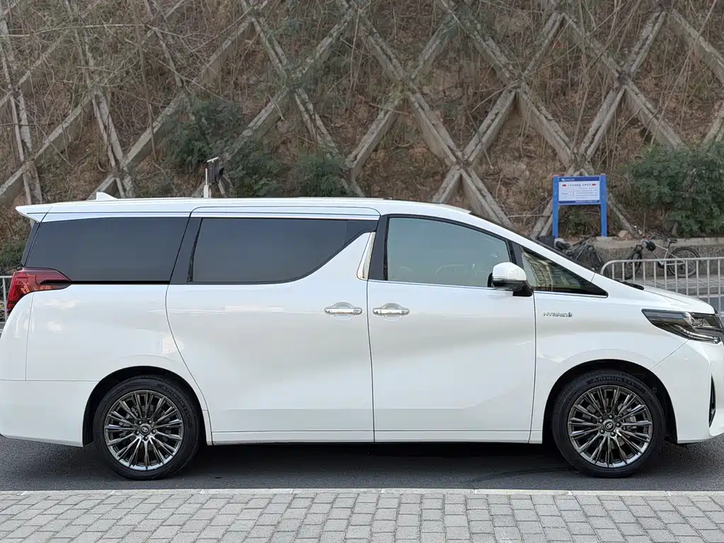 Toyota Alphard 2023 — фото 4