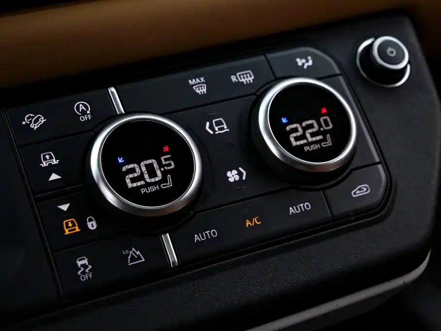 Land Rover Defender 2023 — фото 11