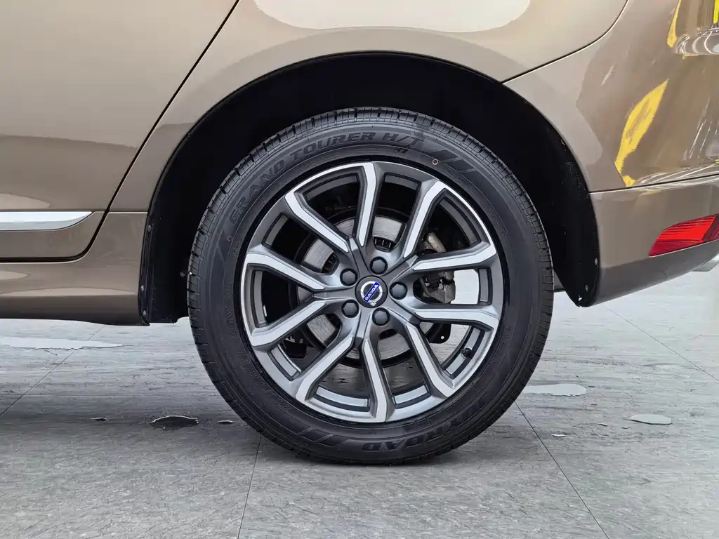 Volvo XC60 2017 — фото 16
