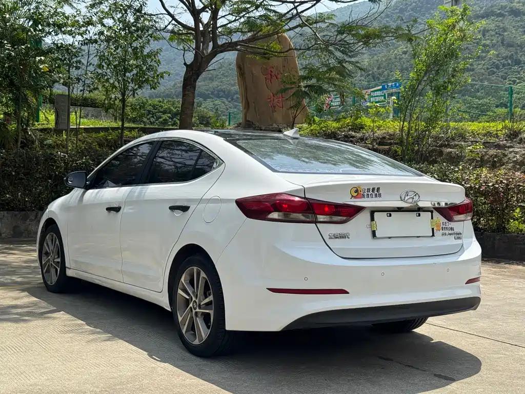 Hyundai Elantra 2016 — фото 16