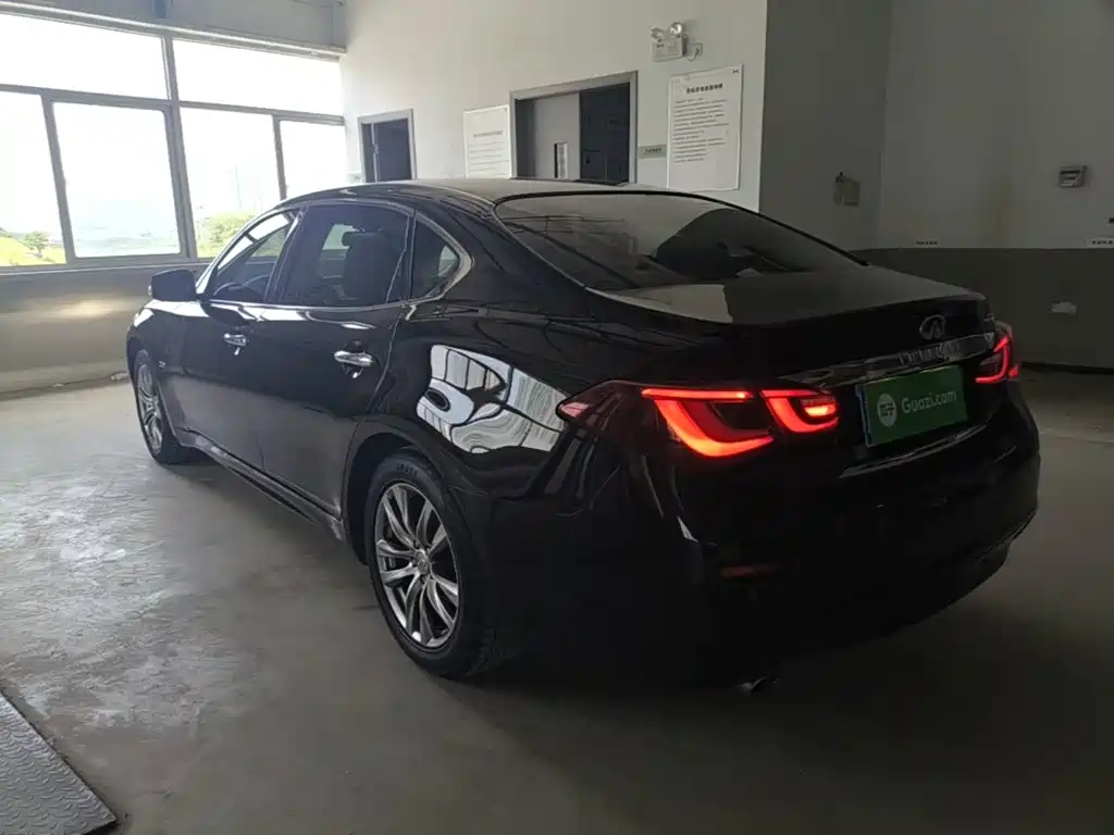 Infiniti Q70 2019