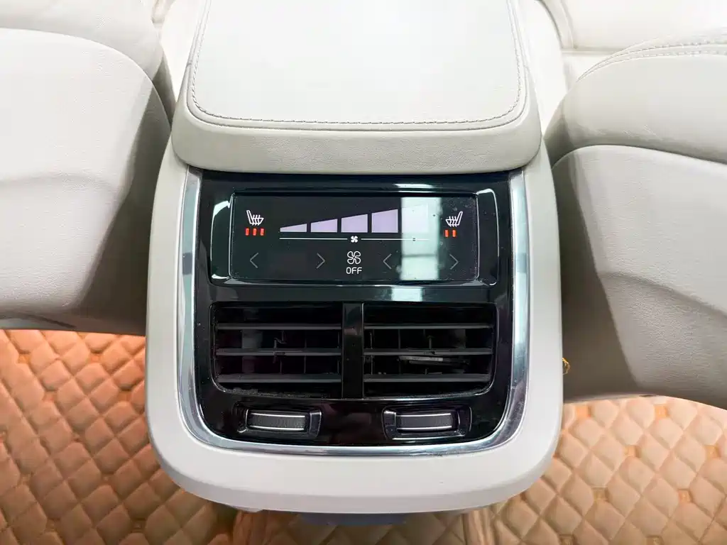 Volvo XC90 2016 — фото 18
