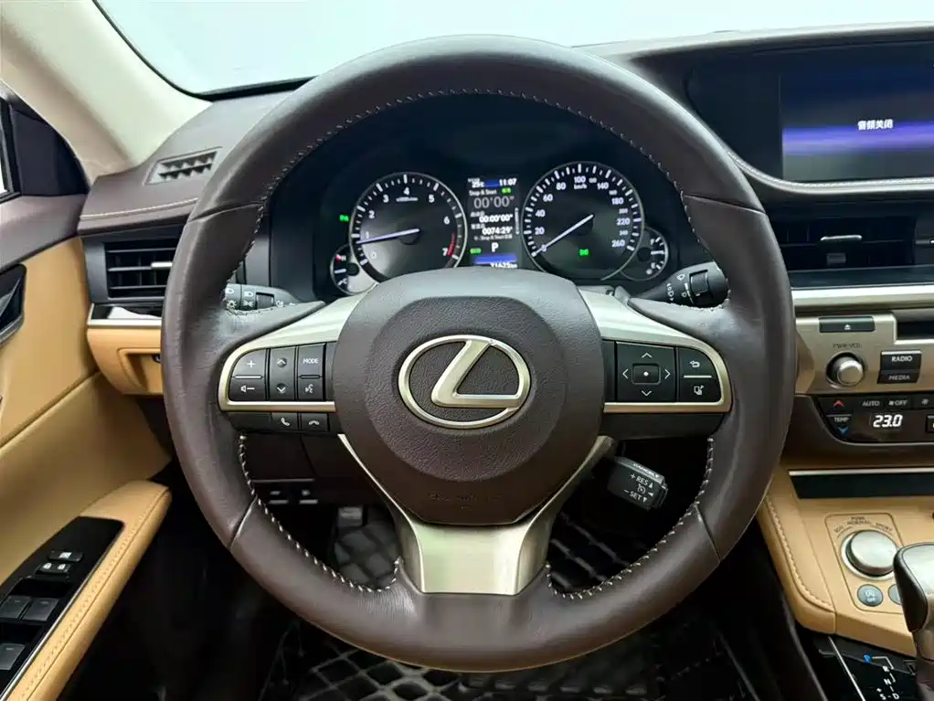 Lexus ES 2018 — фото 5