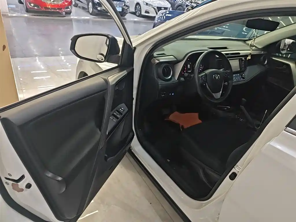 Toyota RAV4 2019 — фото 16