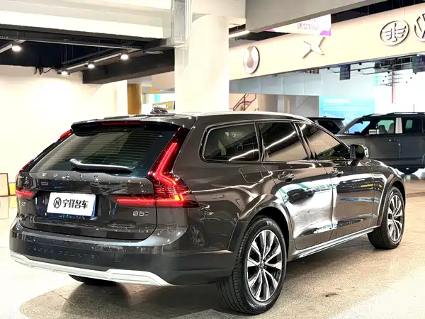 Volvo V90 2024