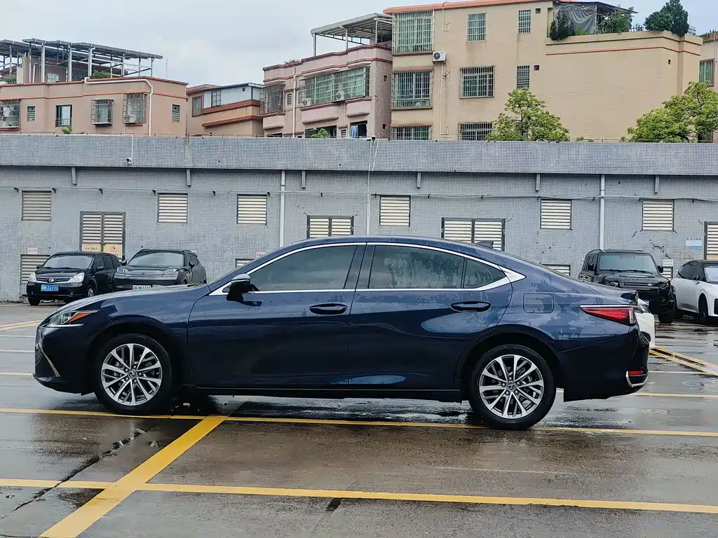 Lexus ES 2024