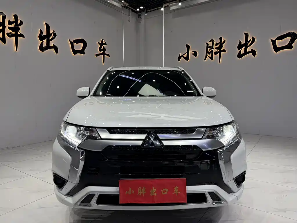 Mitsubishi Outlander 2022 — фото 1