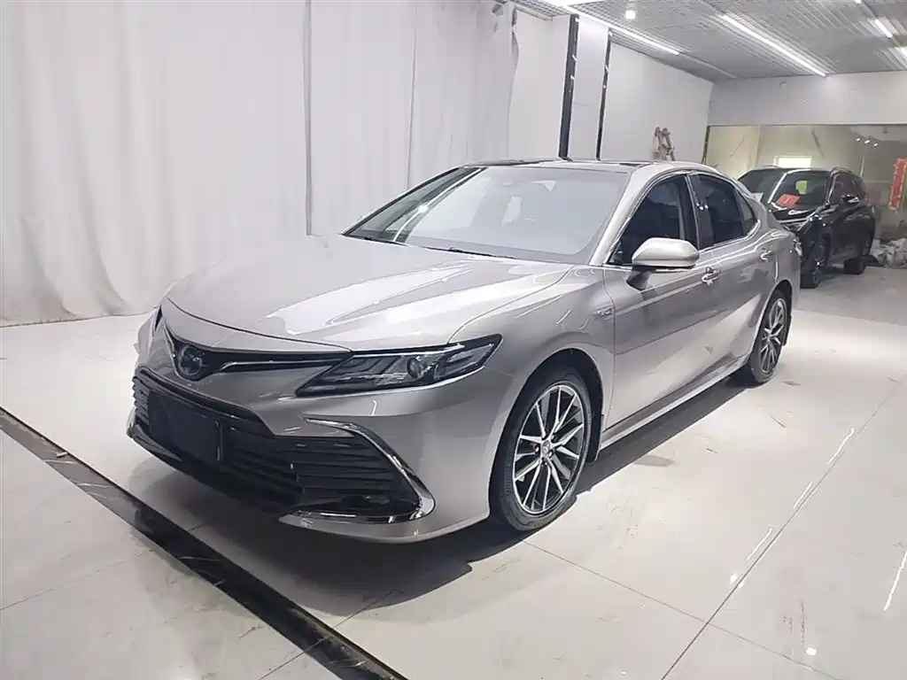 Toyota Camry 2022 — фото 2