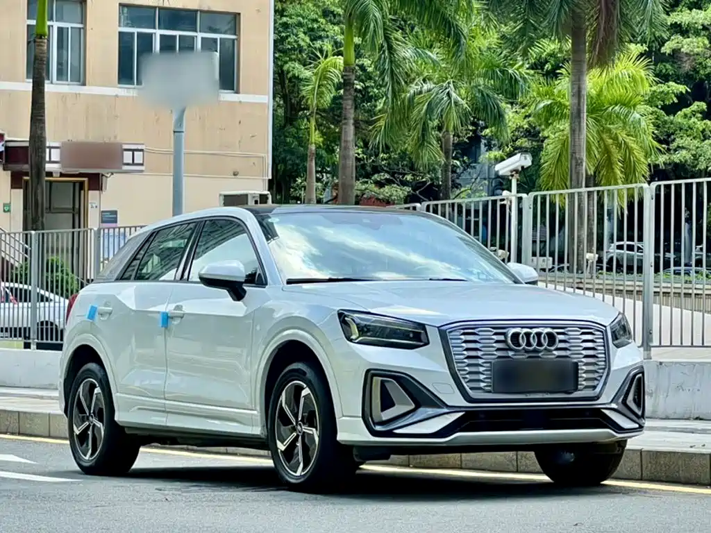 Audi Q2L e-tron 2022 — фото 25