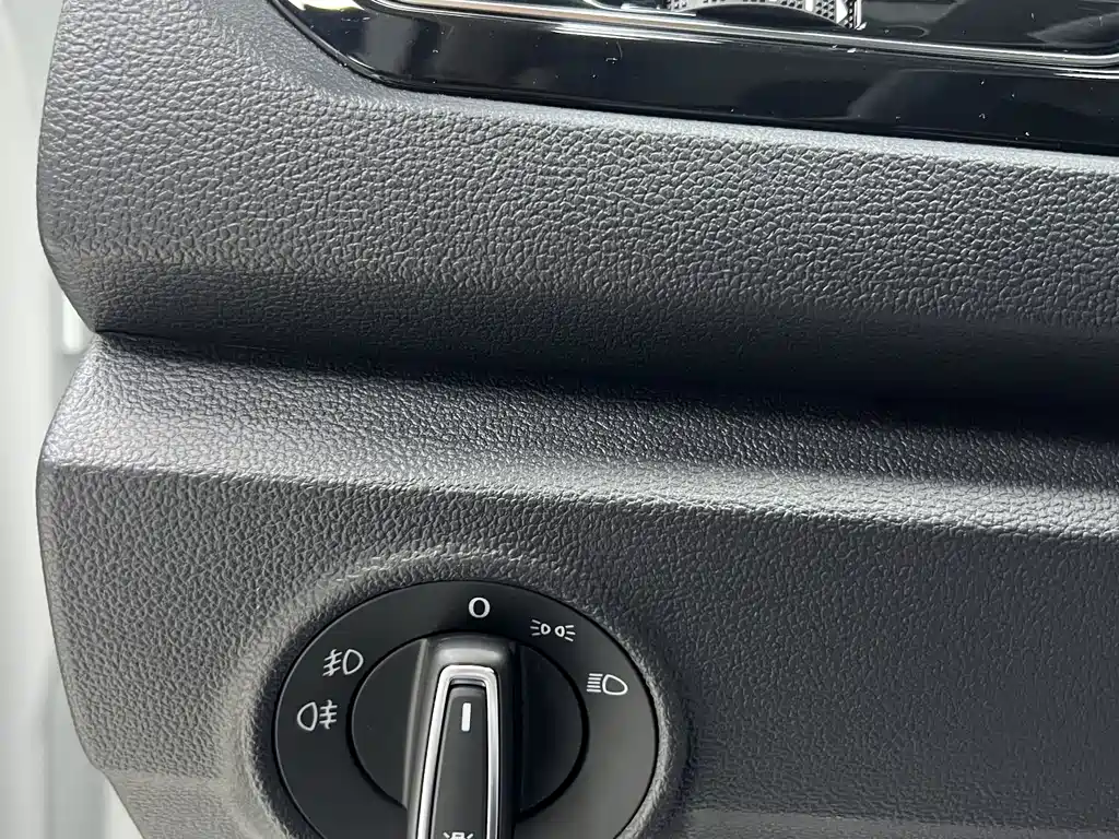 Volkswagen T-Roc 2023 — фото 11