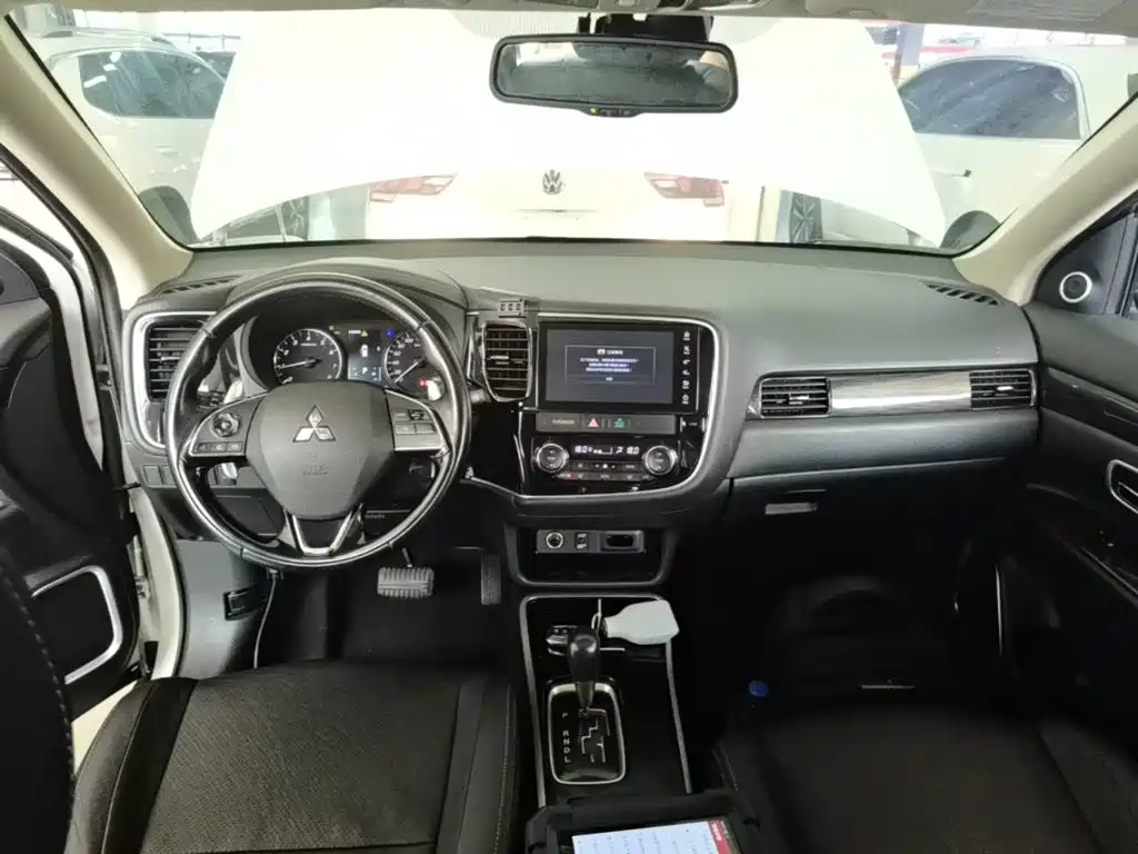 Mitsubishi Outlander 2018 — фото 10