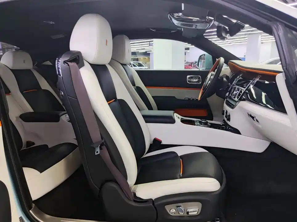 Rolls-Royce Phantom 2018 — фото 11