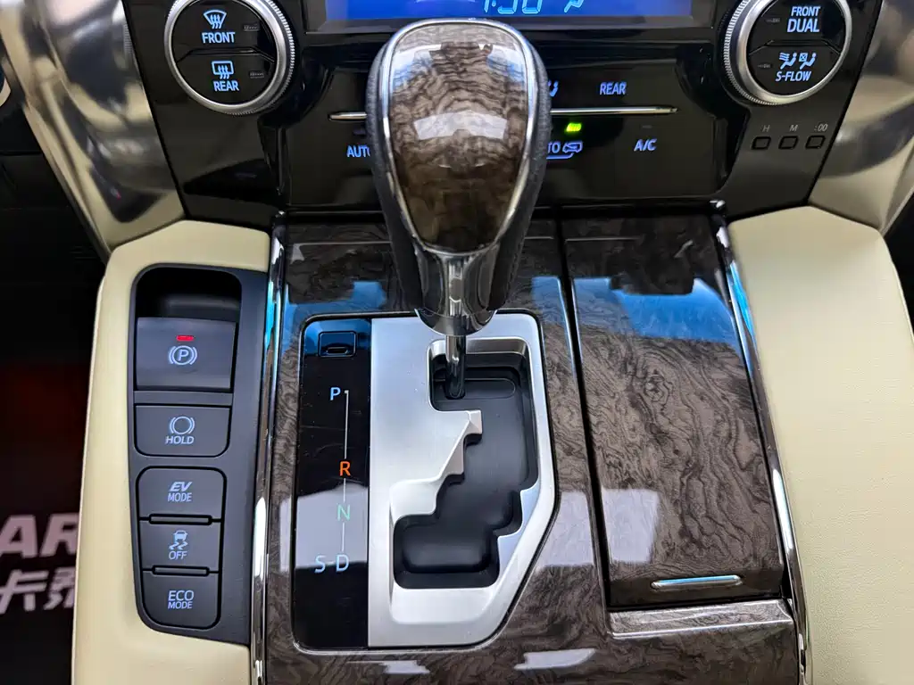 Toyota Vellfire 2023 — фото 11