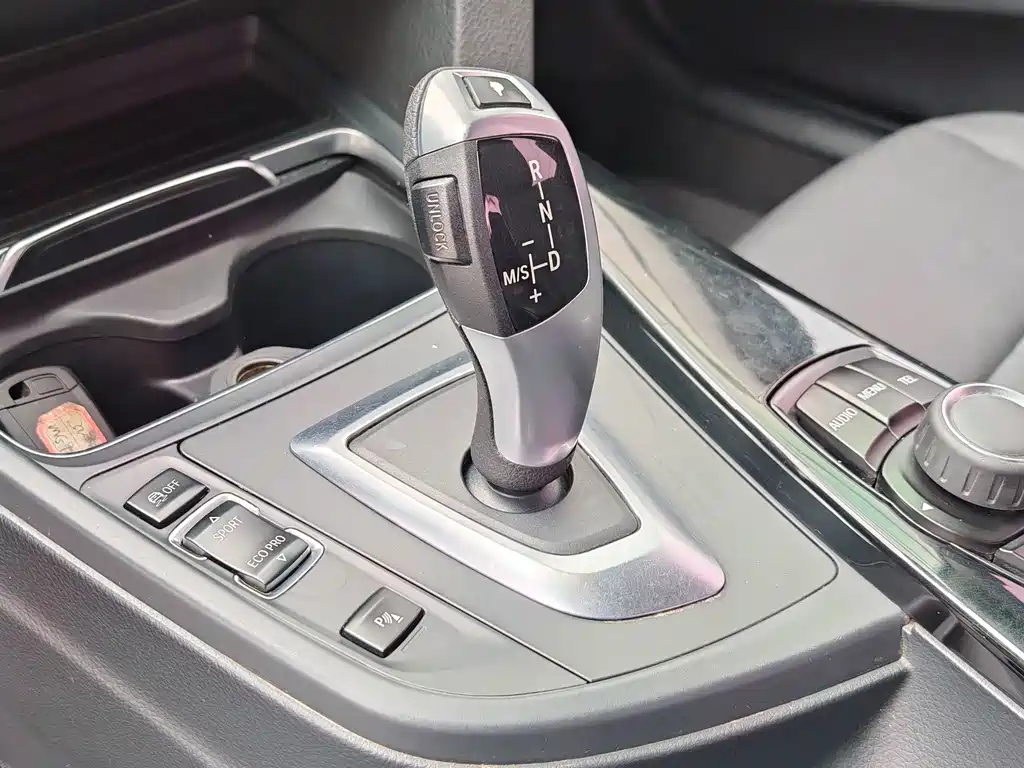 BMW 3 Series 2017 — фото 15