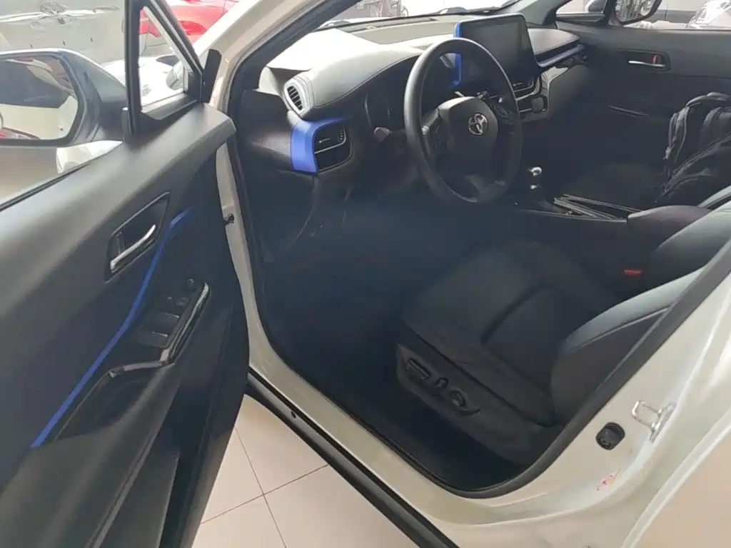 Toyota C-HR 2020 — фото 16