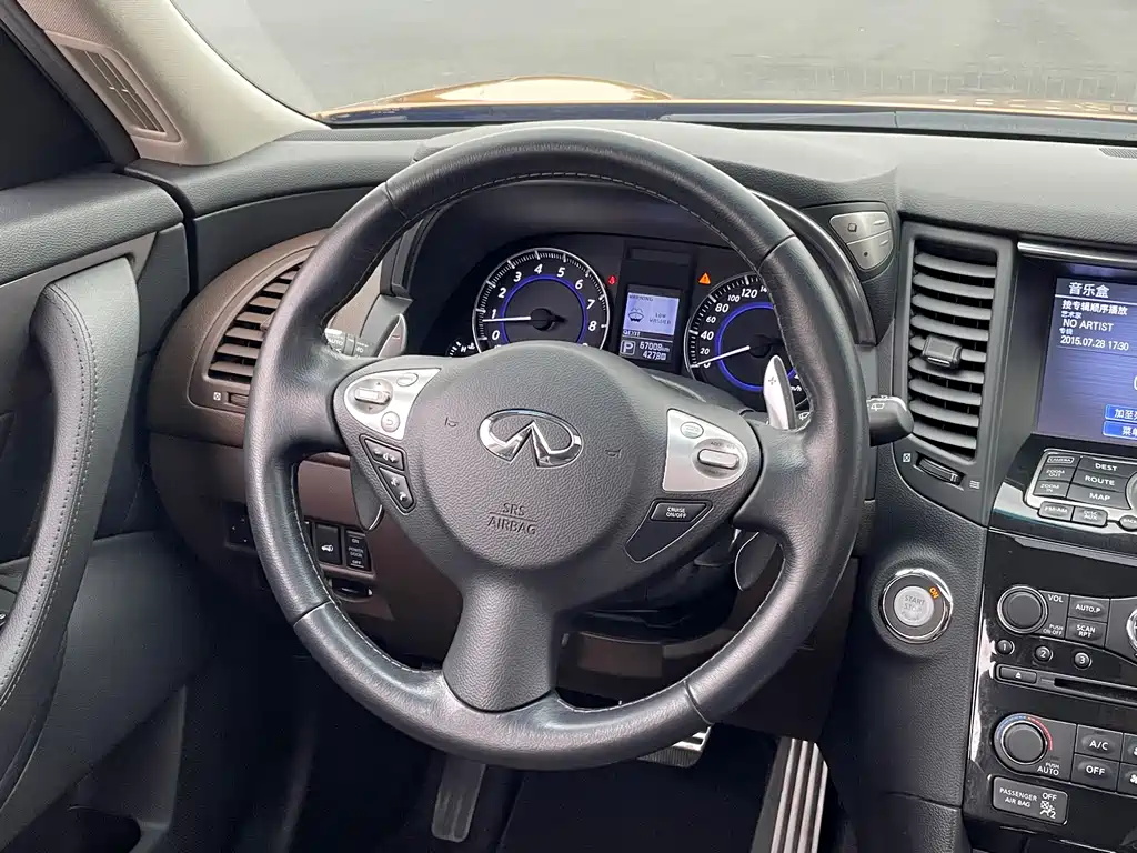 Infiniti QX70 2015 — фото 8