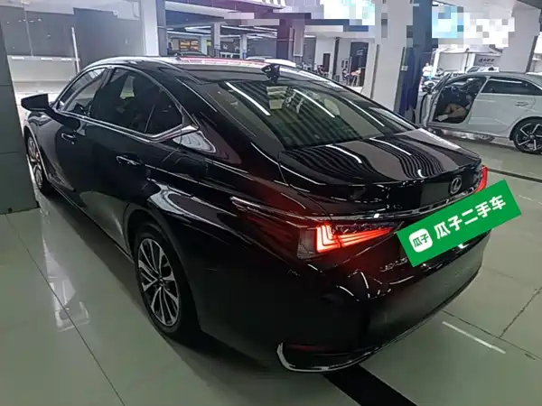 Lexus ES 2023