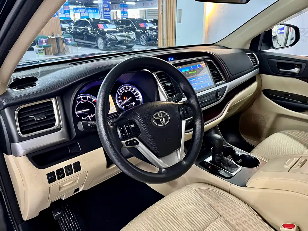 Toyota Highlander 2018 — фото 10