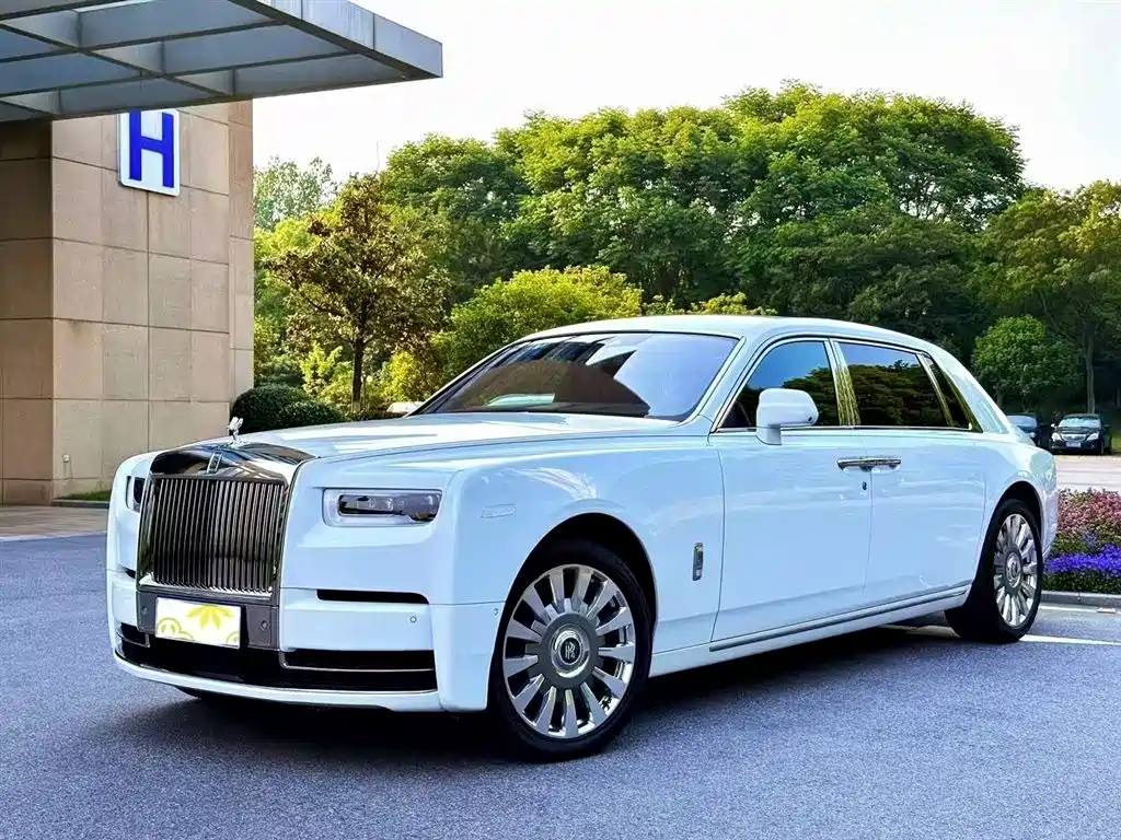 Rolls-Royce Phantom 2024 — фото 1