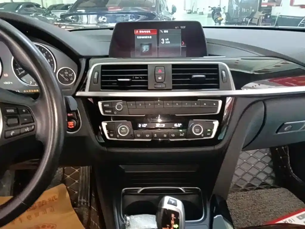 BMW 3 Series 2018 — фото 13