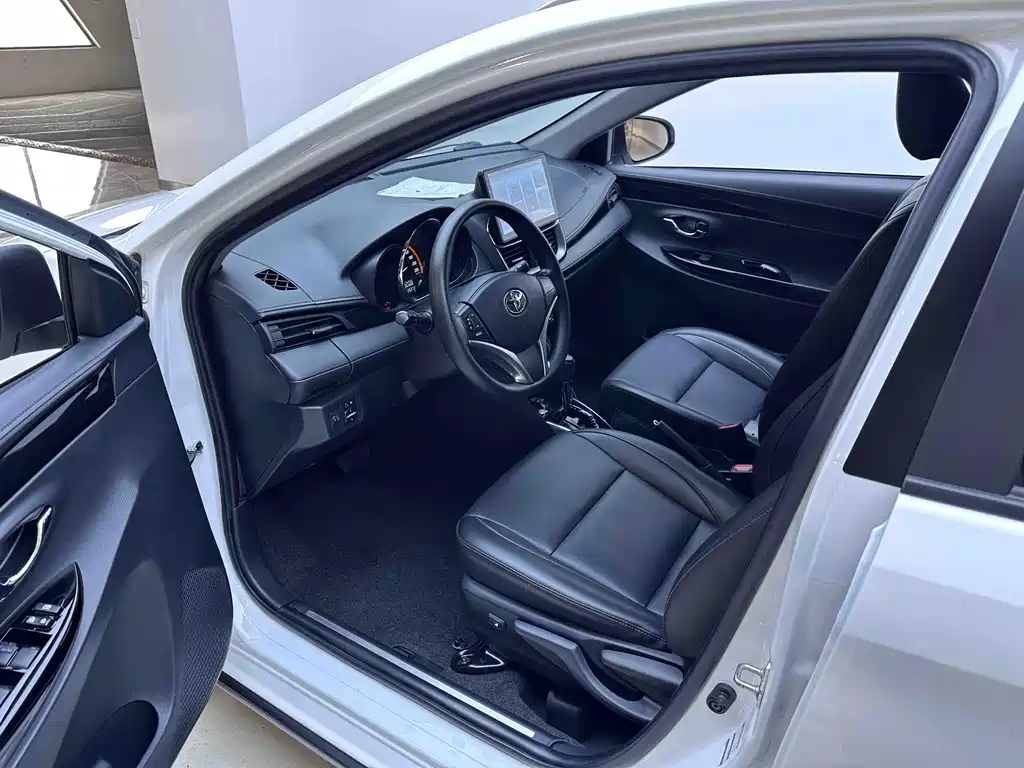 Toyota Yaris L 2022 — фото 15
