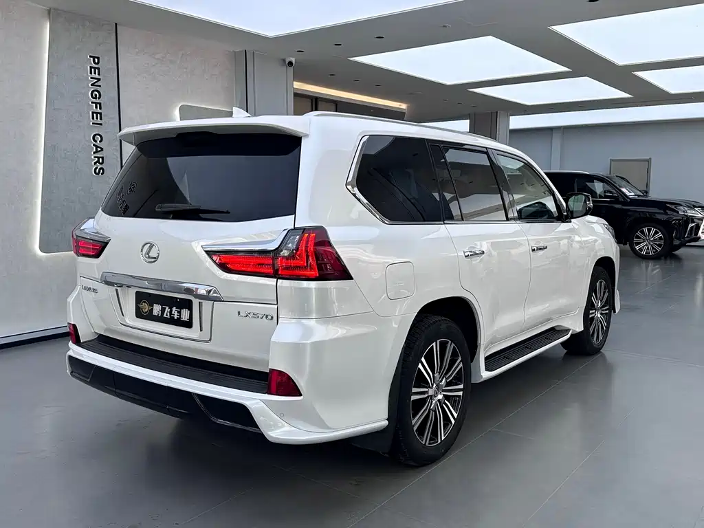 Lexus LX 2017 — фото 25