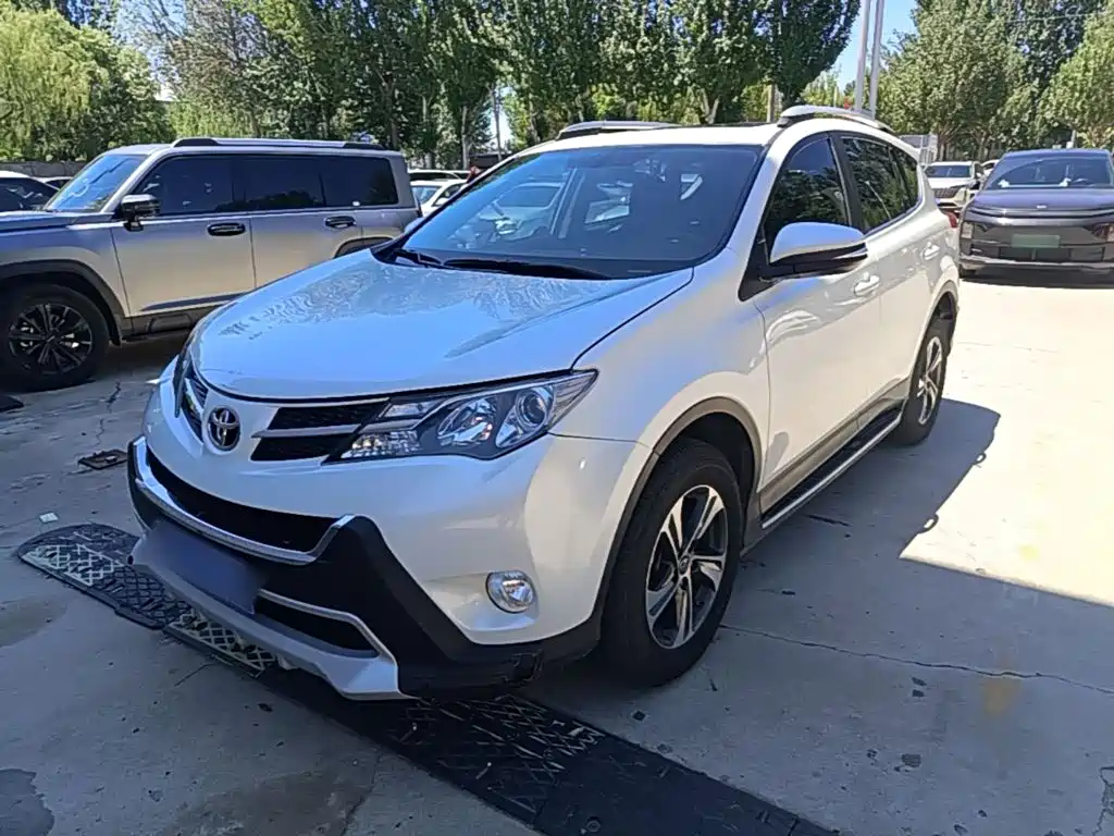 Toyota RAV4 2015 — фото 2