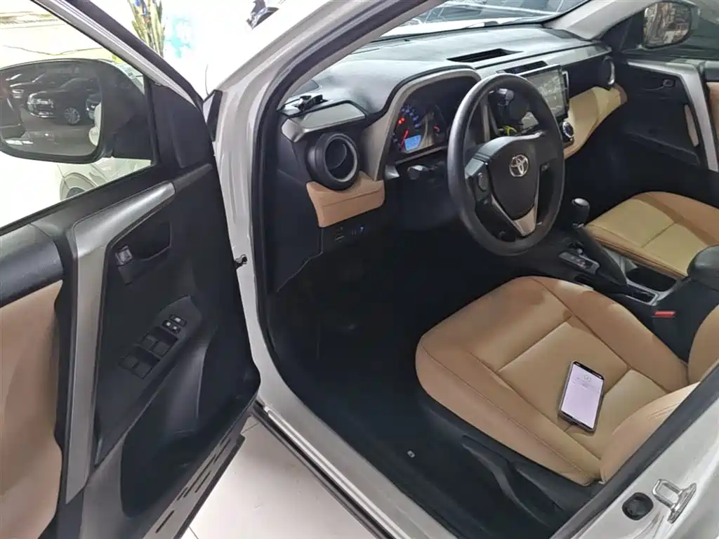 Toyota RAV4 2018 — фото 16