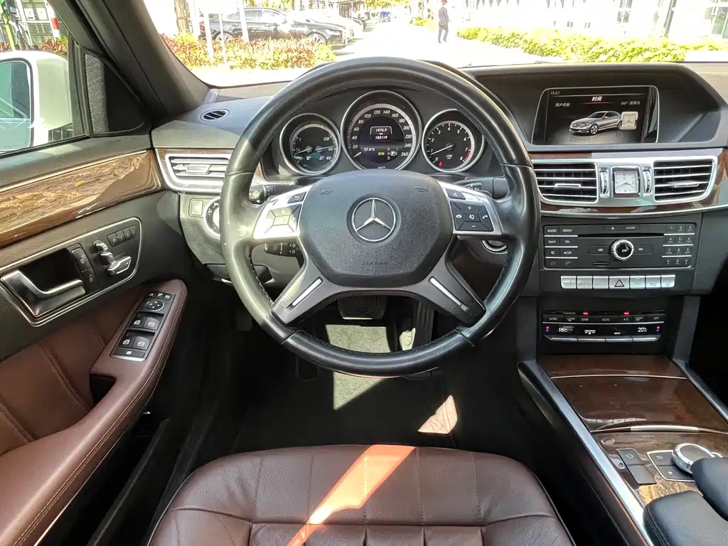 Mercedes-Benz E-Class 2015 — фото 11