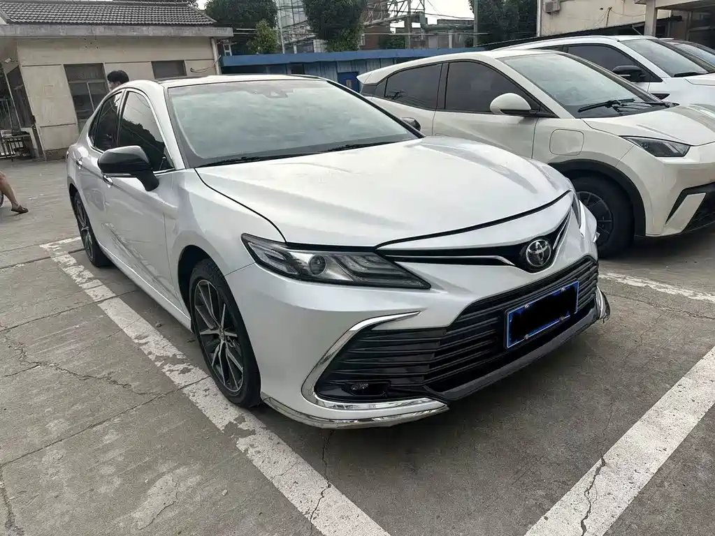 Toyota Camry 2022 — фото 2