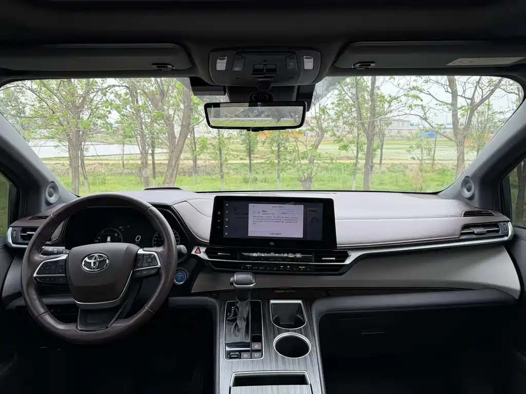 Toyota Granvia 2023