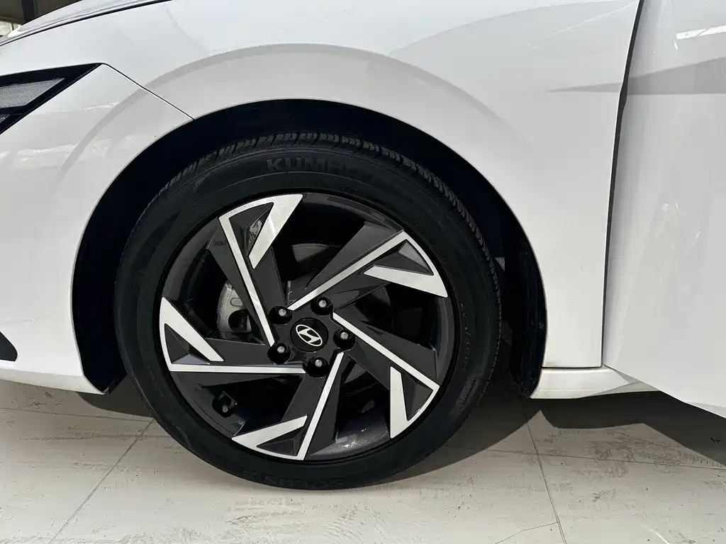 Hyundai Elantra 2023 — фото 17
