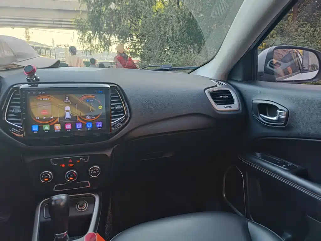 Jeep Compass 2018 — фото 11