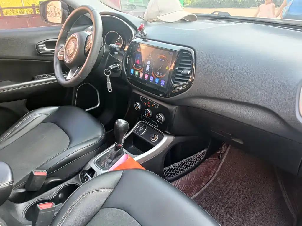 Jeep Compass 2018 — фото 8
