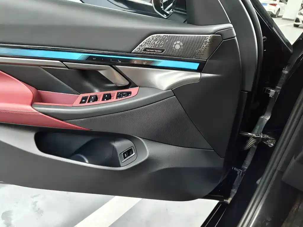 BMW 5 Series 2024 — фото 10