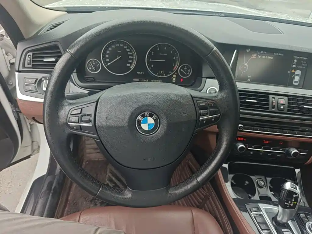 BMW 5 Series 2015 — фото 17