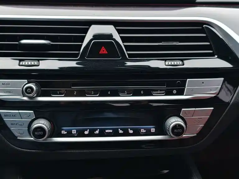 BMW 5 Series 2019 — фото 16