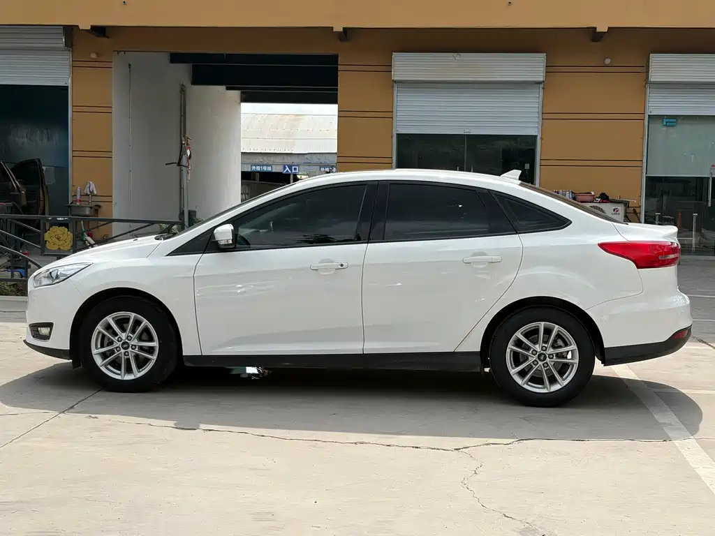 Ford Focus 2016 — фото 15
