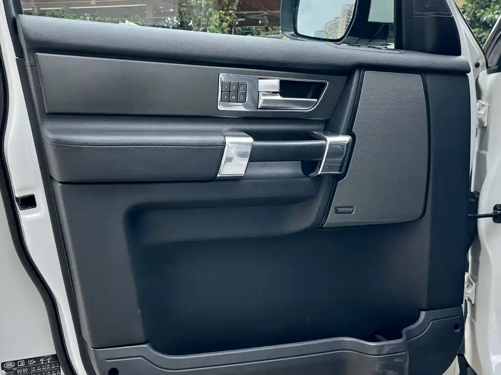 Land Rover Discovery 2015 — фото 7