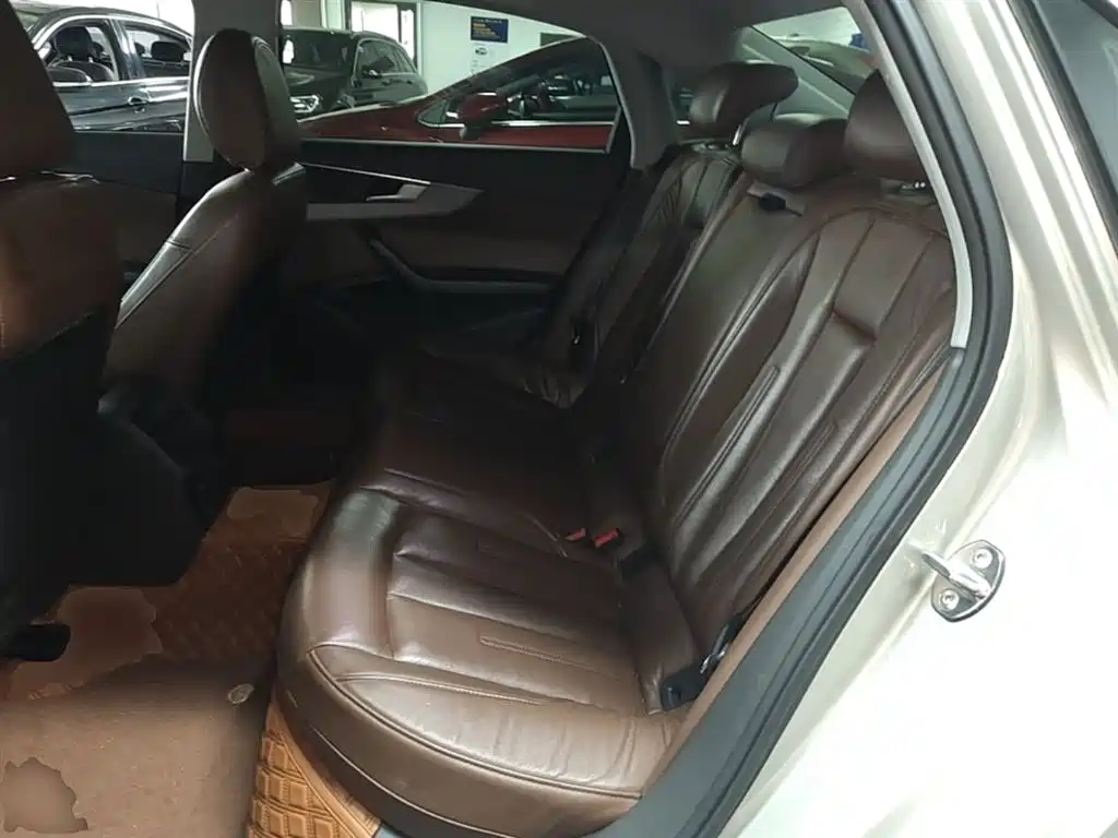 Audi A4L 2018 — фото 17
