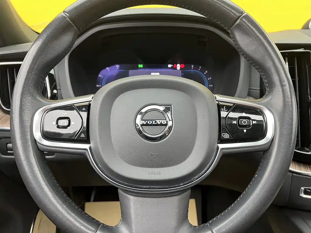 Volvo XC60 2022 — фото 10
