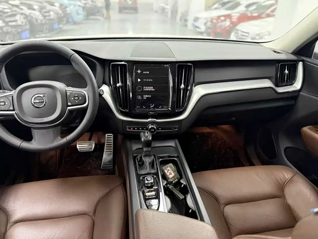 Volvo XC60 2019 — фото 8