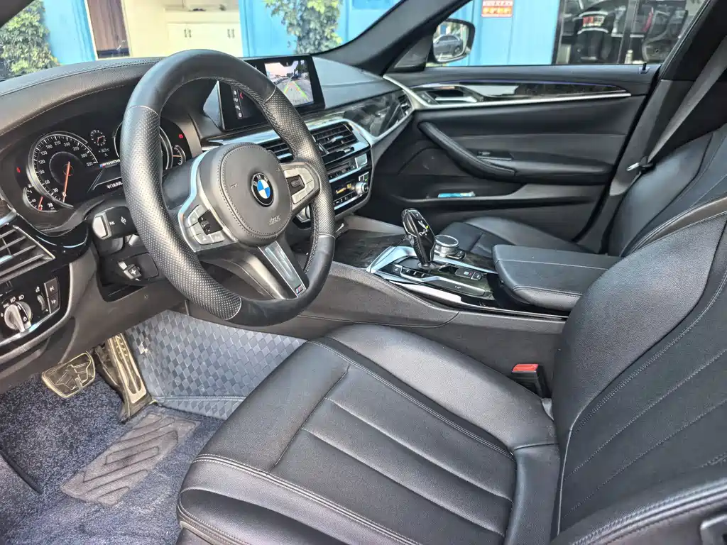 BMW 5 Series 2018 — фото 12