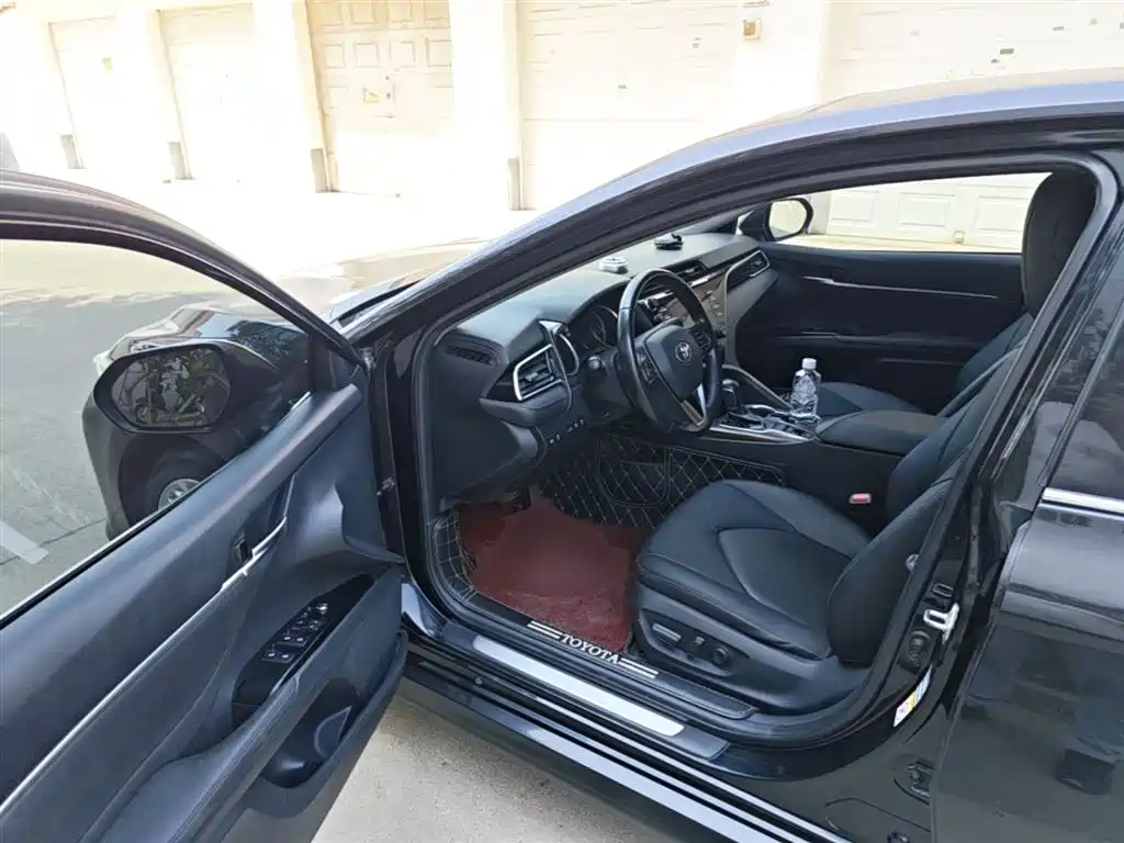 Toyota Camry 2018 — фото 16