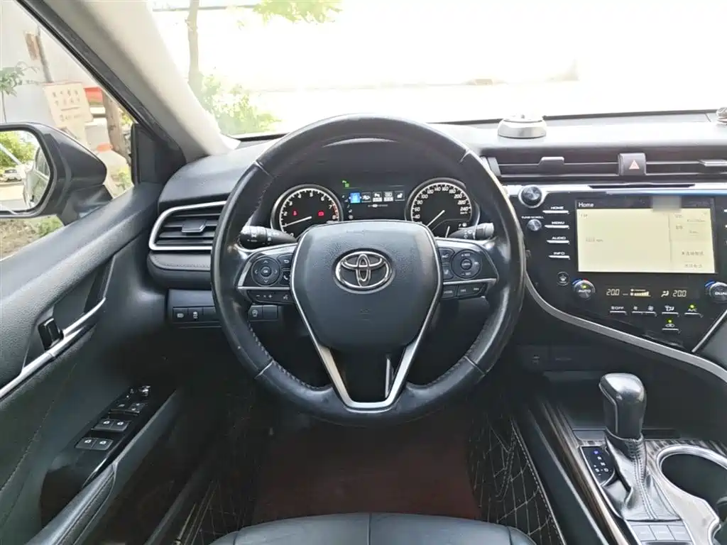 Toyota Camry 2018 — фото 11