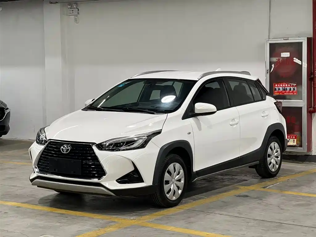 Toyota Yaris L 2022 — фото 1