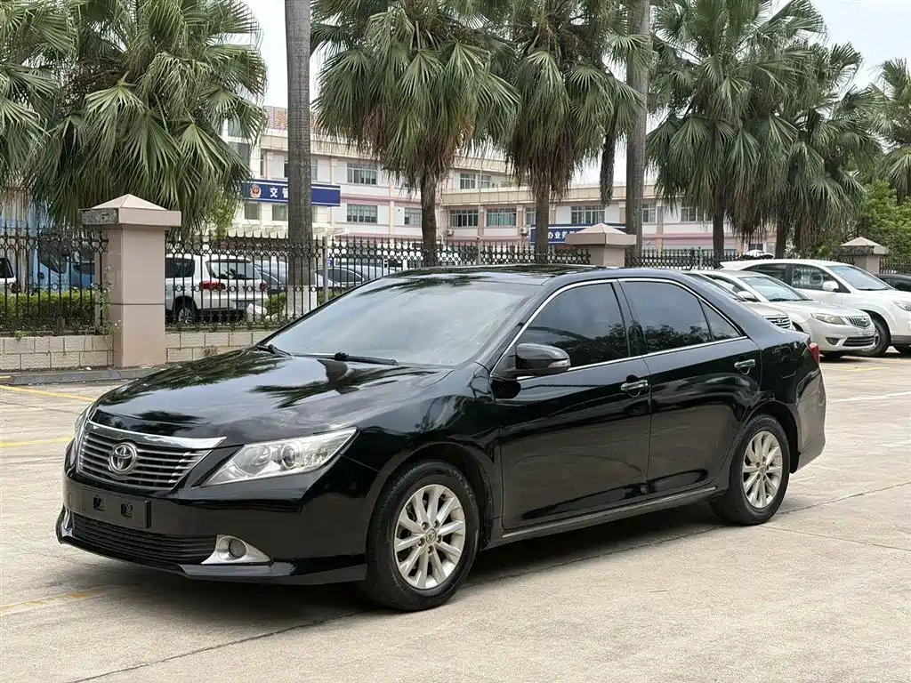 Toyota Camry 2014 — фото 1