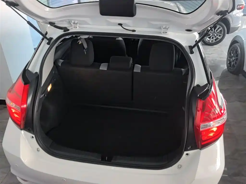 Toyota Yaris L 2021 — фото 19