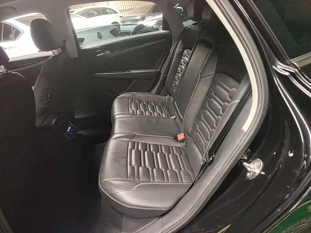 Volkswagen Passat 2019 — фото 17